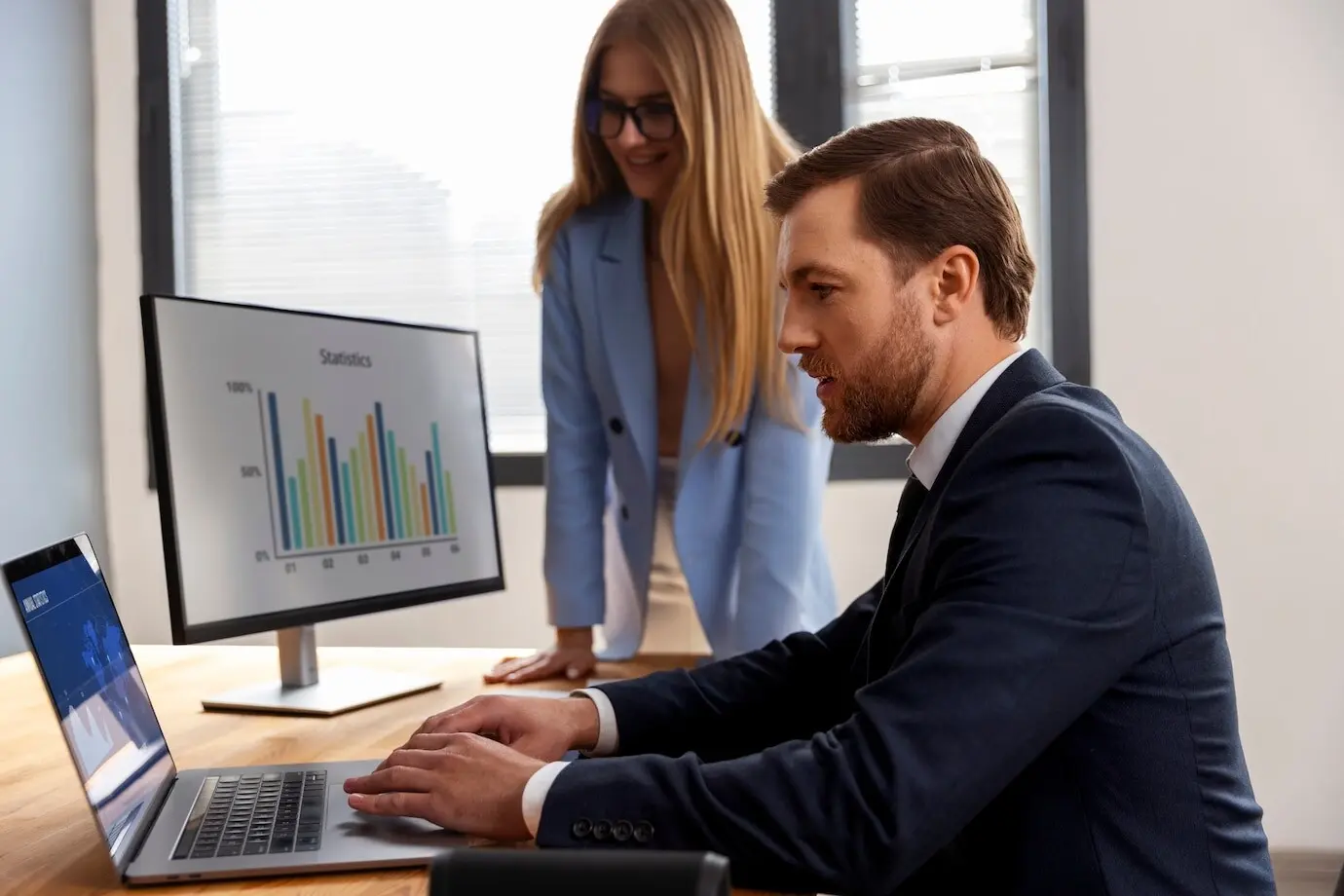 Деловой человек смотрит на финансовые графики.