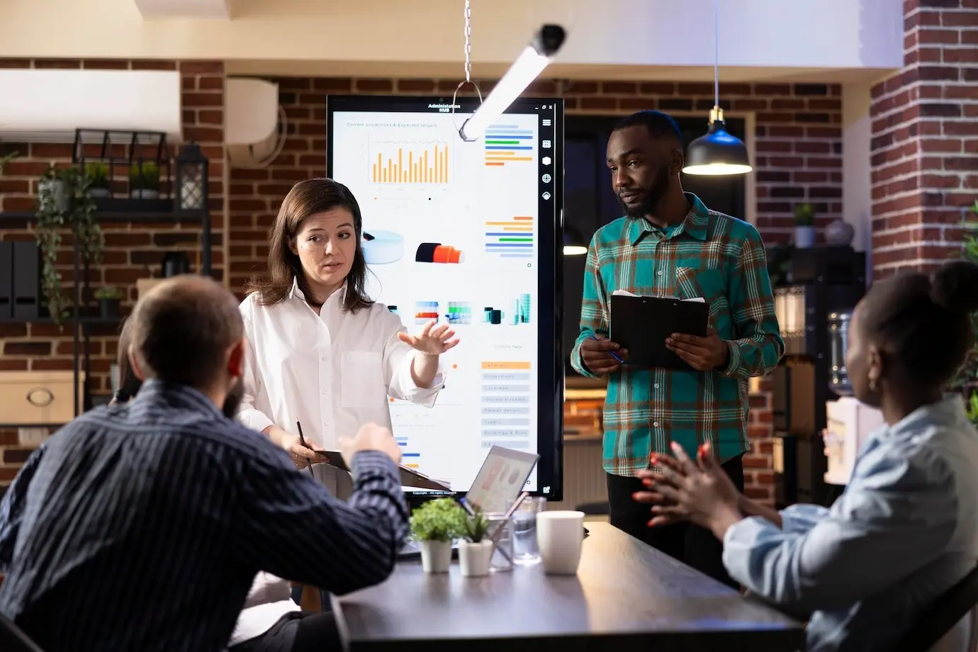 Руководители бизнеса, изучающие маркетинговые тенденции